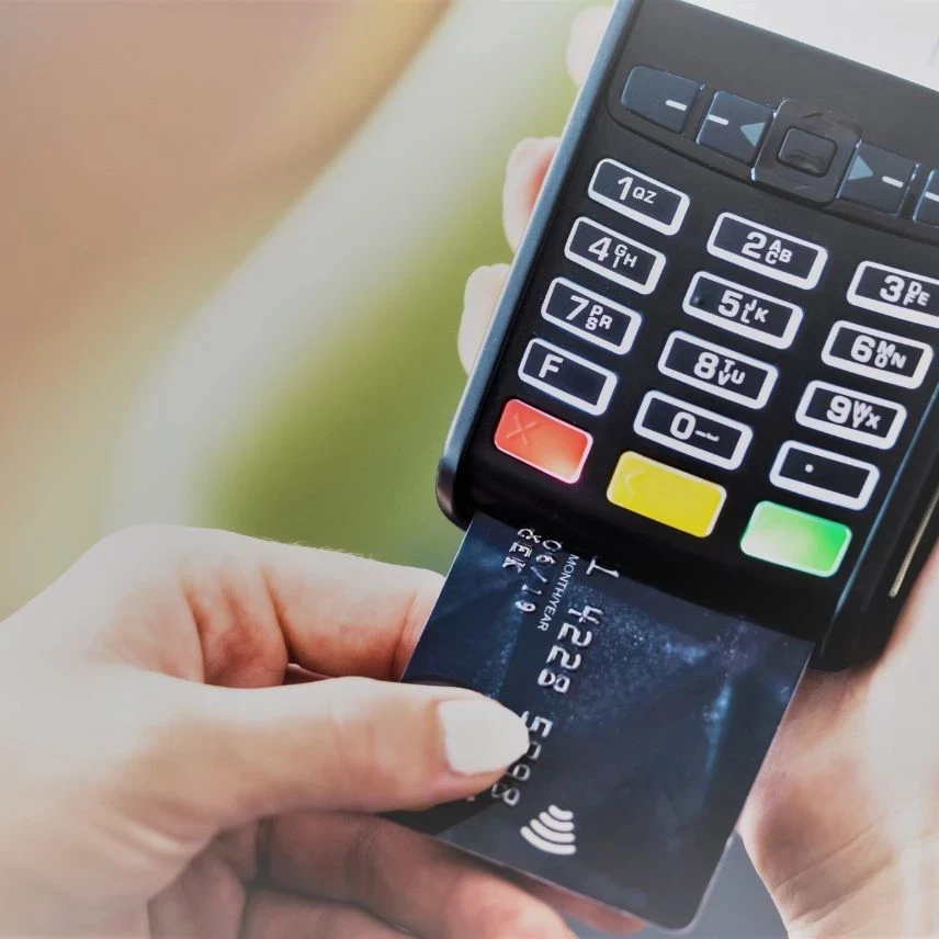 Limite emergencial de crédito (over limit): saiba como atender seus clientes lucrando mais.